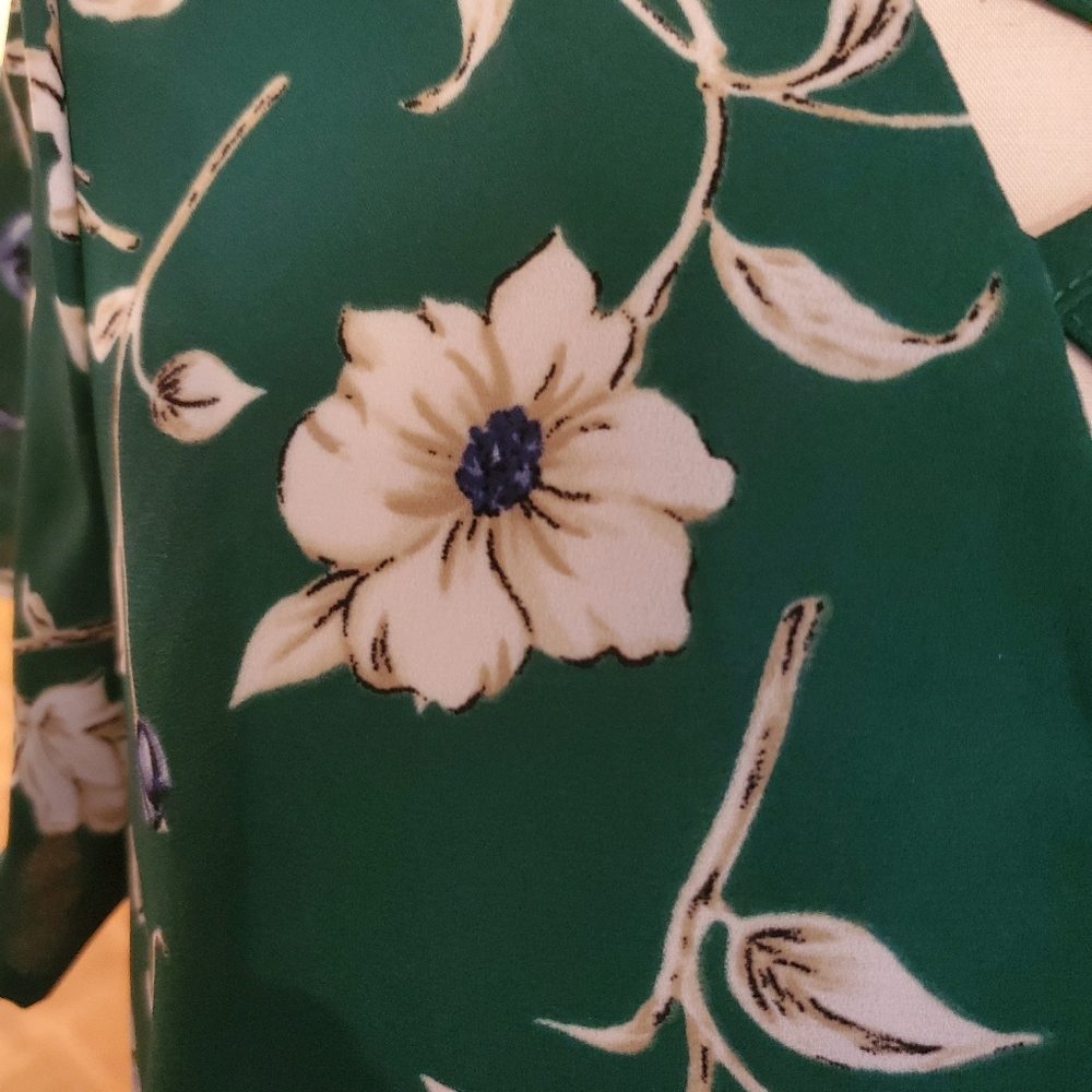 Cute Blouse - Picture 2 of 4